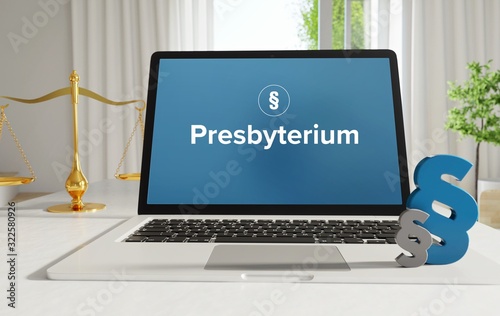 Presbyterium – Recht, Gesetz, Internet. Laptop im Büro mit Begriff auf dem Monitor. Paragraf und Waage.          photo