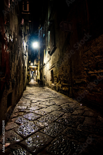 dunkle gepflasterte Gasse in Italien bei Nacht
