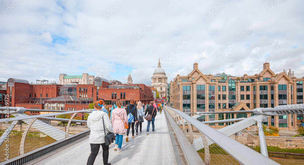 Naklejka premium St Pauls Cathedral and Millennium Bridge