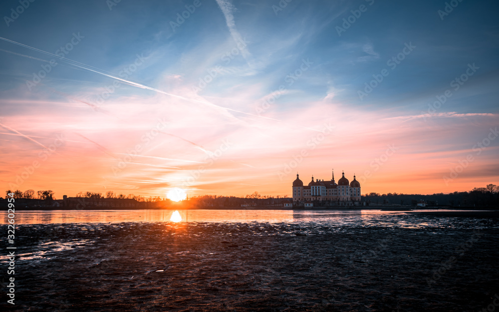 Fototapeta premium Schloss Moritzburg im Sonnenuntergang beiDresden 