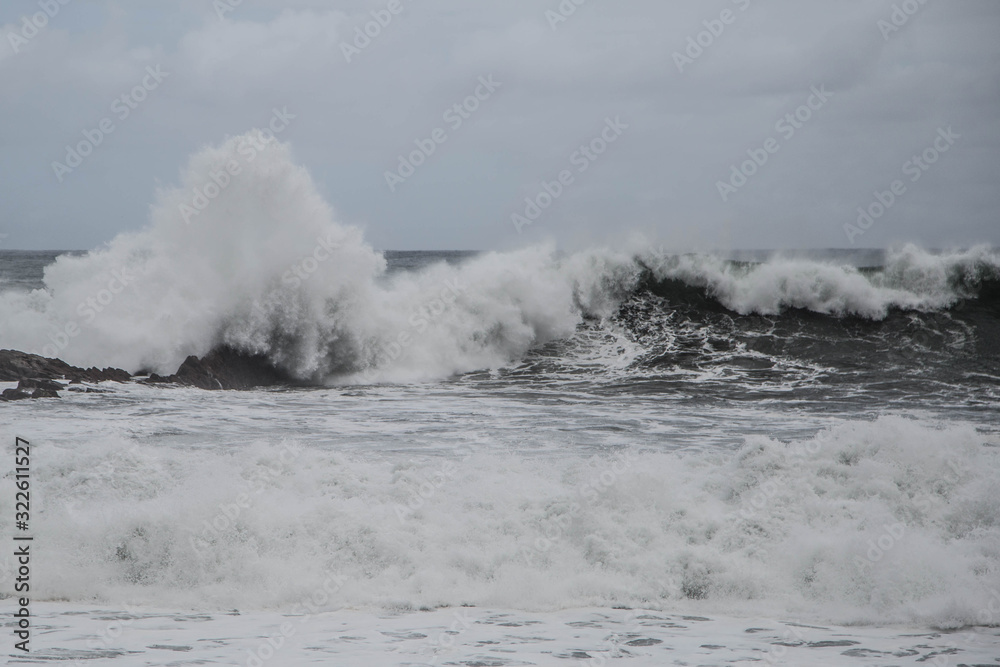 Atlantik surfen bedrohliche große Wellen