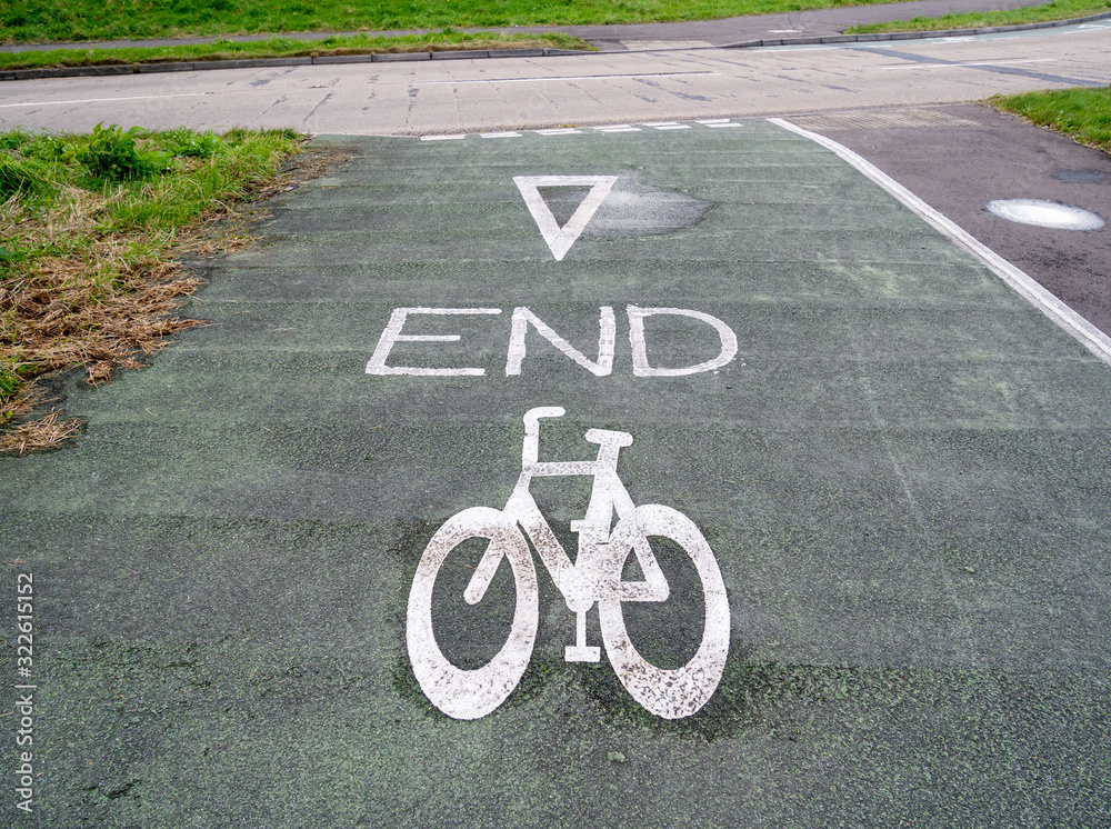 Obraz premium Sign indicating the end of a cycle lane