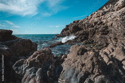 panoramica de la costa con vista en el mar con color turquesa