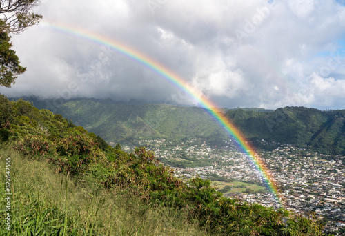 Canvastavla Bright rainbow over the suburbs of Woodlawn and Manoa in a valley above Honolulu