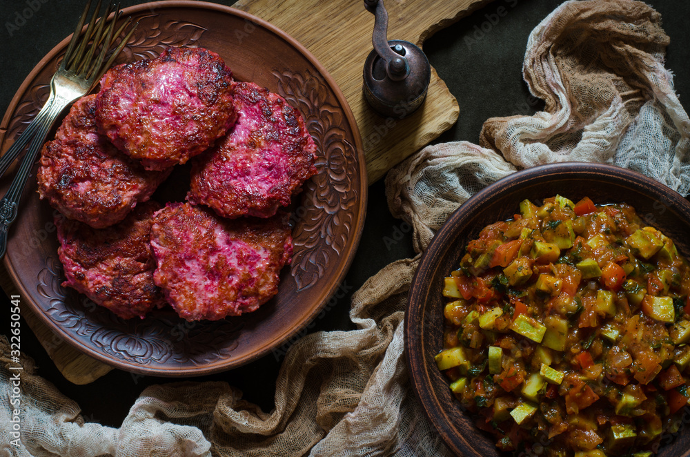 Obraz premium Chicken cutlets with beetroot and vegetable stew