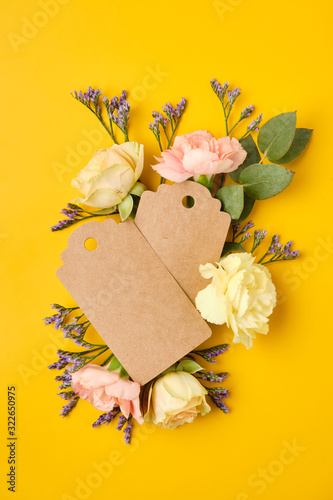 Blank gift tag, label with flowers on yellow background. Invitat photo