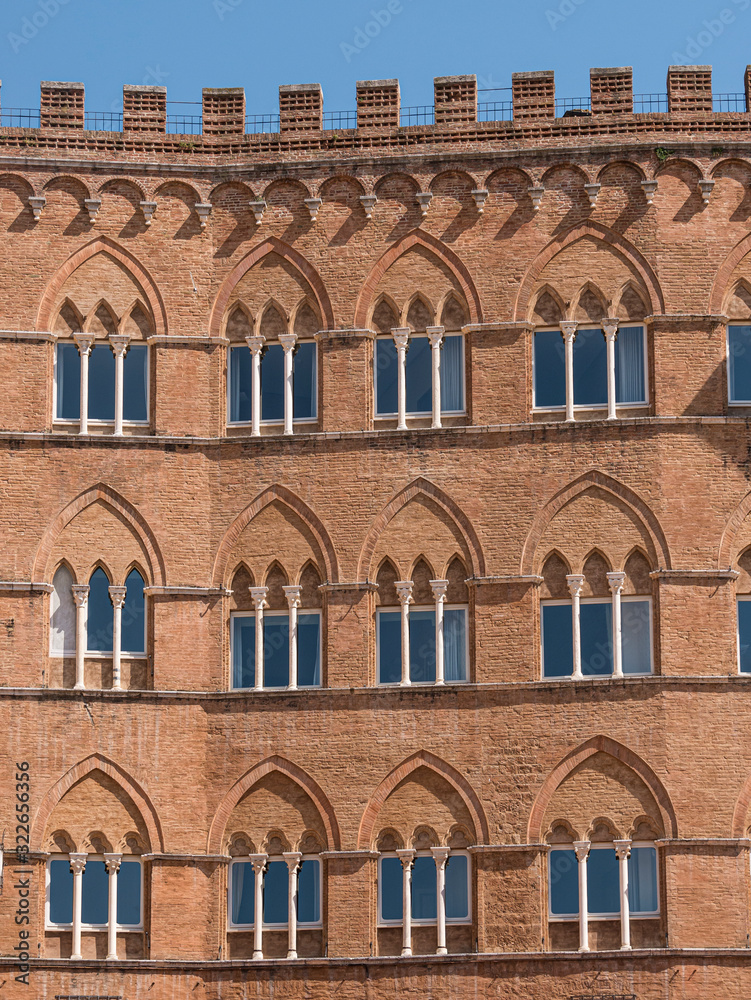 Obraz premium Facade of an ancient building with three-light windows