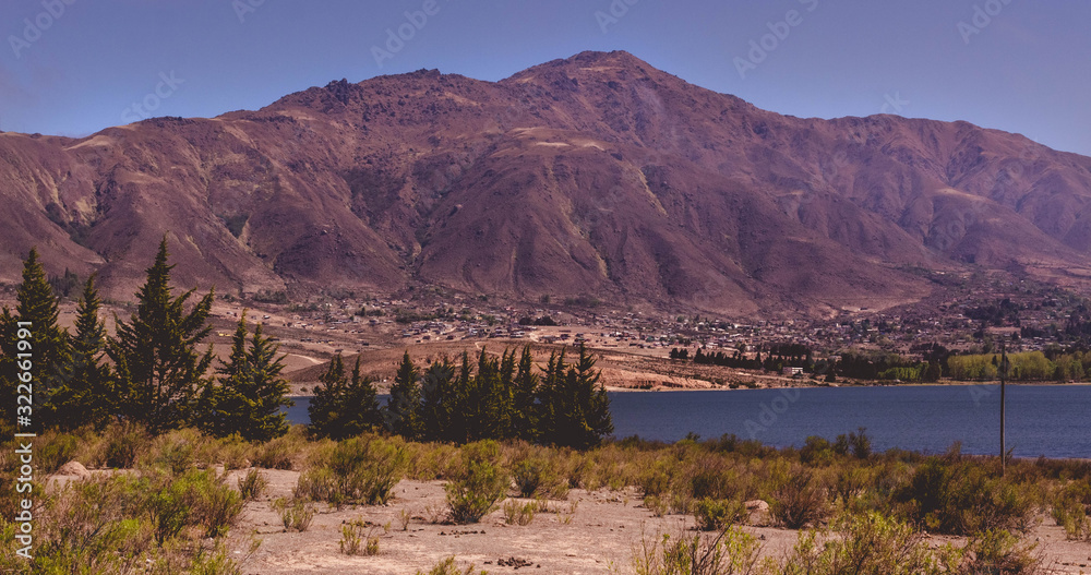Ciudad rodeada de un lago y una montaña, Argentina