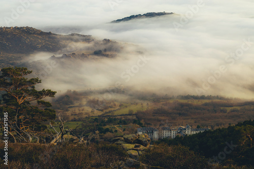 Mar de nubes en la montaña © Adrian