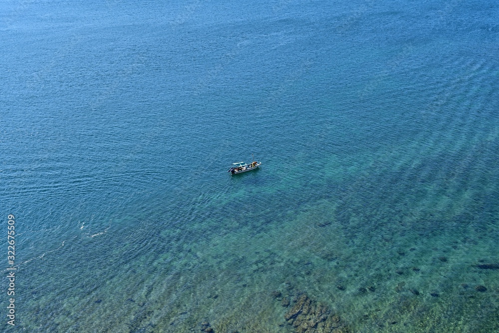 平戸大橋から見たエメラルドグリーンの透明な海で漁をする漁船＠長崎