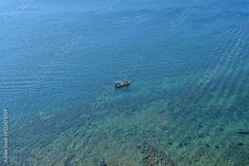 平戸大橋から見たエメラルドグリーンの透明な海で漁をする漁船＠長崎