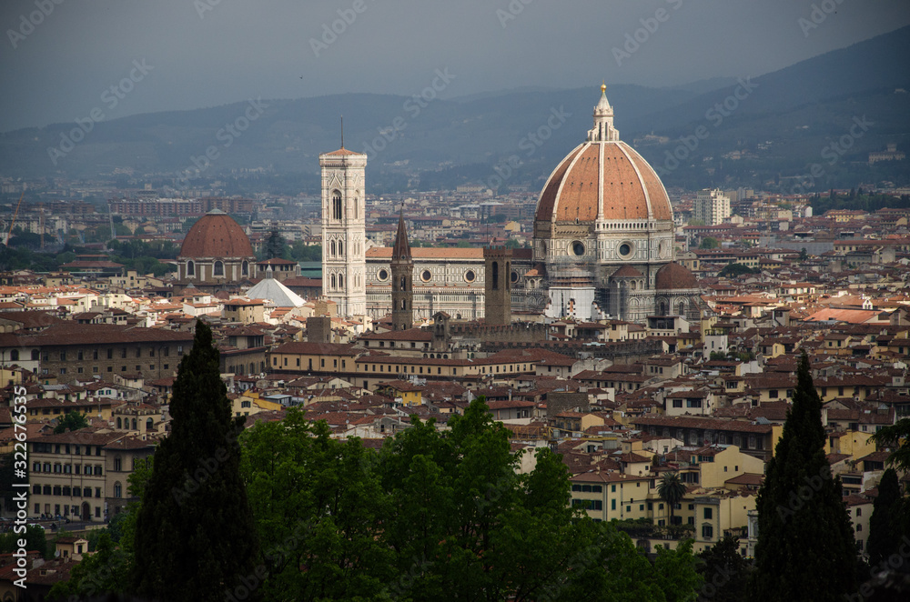 Vista del Duomo Catedral de Florencia Santa María del Fiore iluminada por el sol