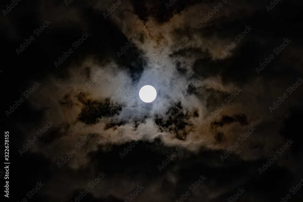 Naklejka premium księżyc w pełni i chmury