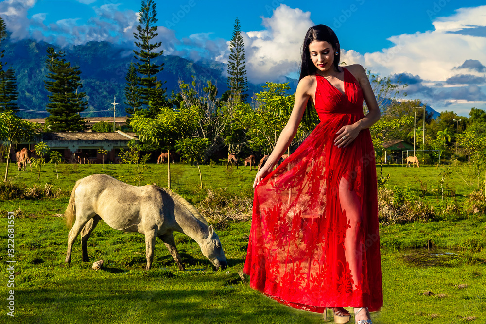 moda exterior vestido rojo paraguas cielo azul revista catalogo ropa elegante belleza latina