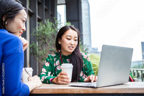 ランチミーティングをする女性達