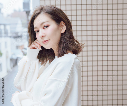 秋 冬 ミディアムヘア ウェーブヘア ベランダ 女性