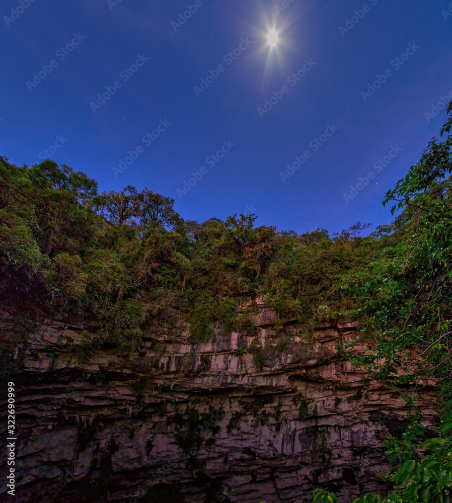 Basement of Las Golondrinas (Hirundo rustica) is a natural abyss located in the town of Aquismón belonging to the Mexican state of San Luis Potosí