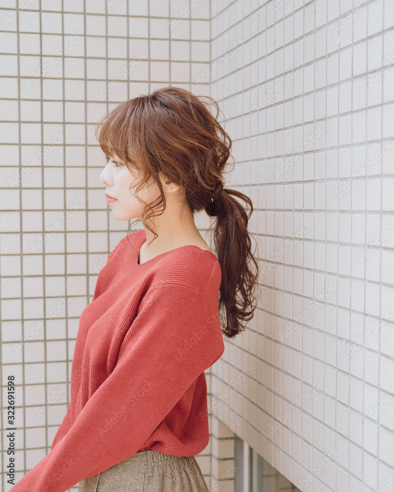 秋 冬 ポニーテール ヘアアレンジ ベランダ 女性 横顔 秋 冬 ポニーテール ヘアアレンジ ベランダ 女性 横顔