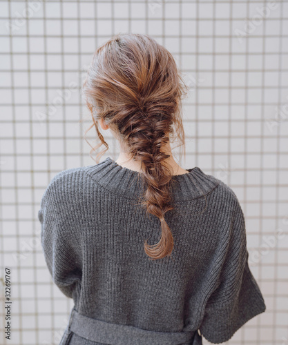 秋 冬 ポニーテール ヘアアレンジ ベランダ 女性 後ろ姿