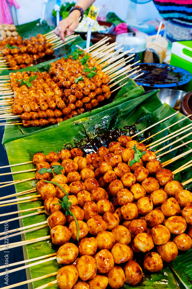 Roast pork fish balls in a hot pan, sauce eaten sweet and sold in the general market      