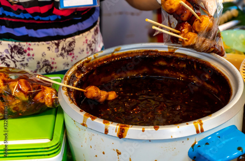 Roast pork fish balls in a hot pan, sauce eaten sweet and sold in the general market      