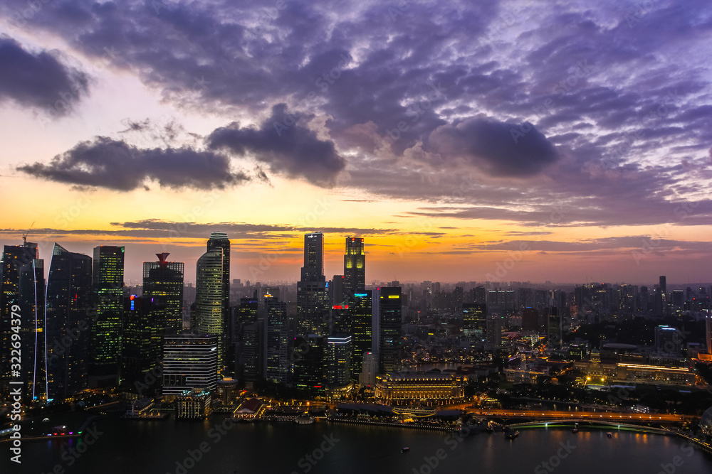 Fototapeta premium Stunning views of the Singapore skyscrapers at sunset