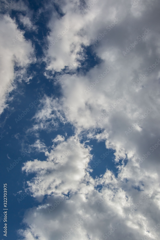 Obraz premium Beautiful white fluffy clouds against blue sky, natural background