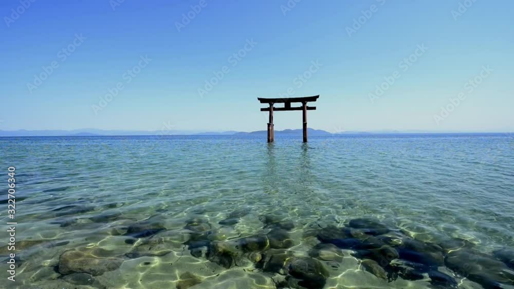 琵琶湖の中に建つ白髭神社の鳥居 琵琶湖の中に建つ白髭神社の鳥居