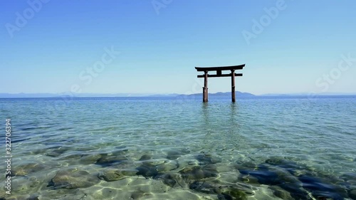 琵琶湖の中に建つ白髭神社の鳥居
