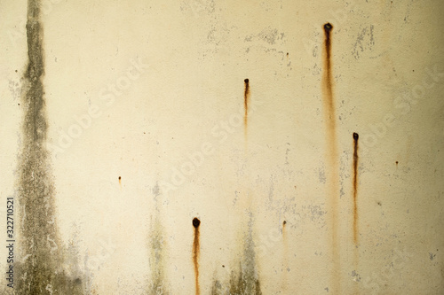 Walls, walls with rust stains, are natural patterns.