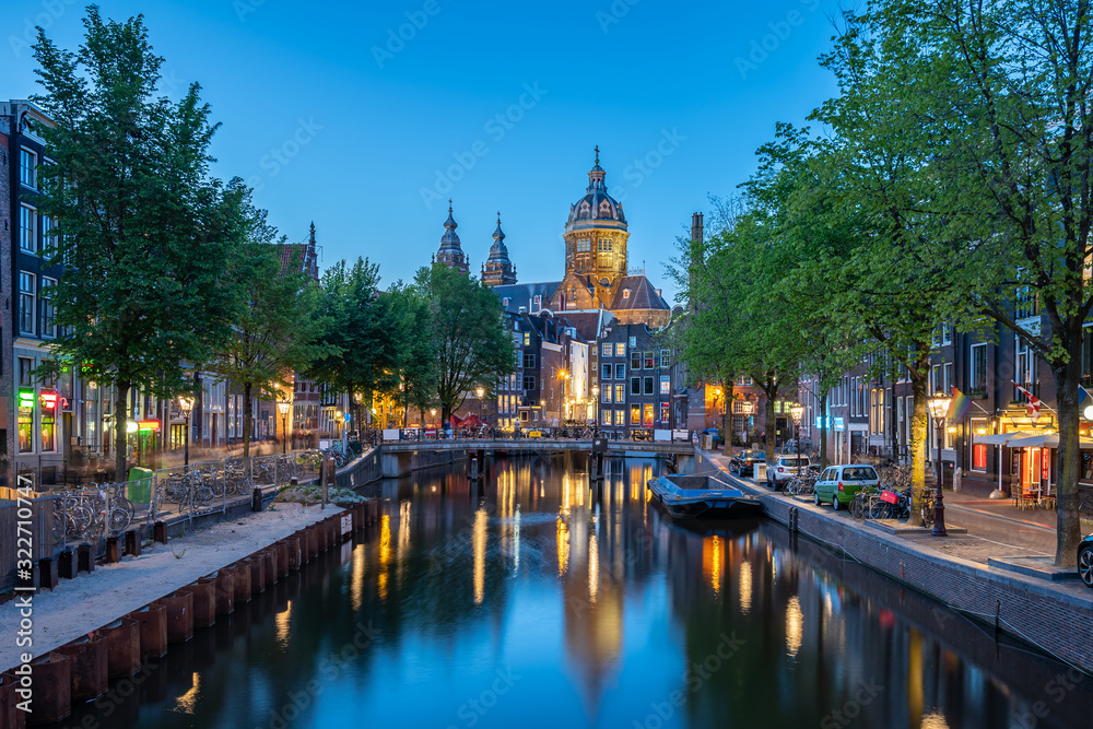 Obraz premium Amsterdam city skyline with Church of Saint Nicholas landmark in Amsterdam city, Netherlands