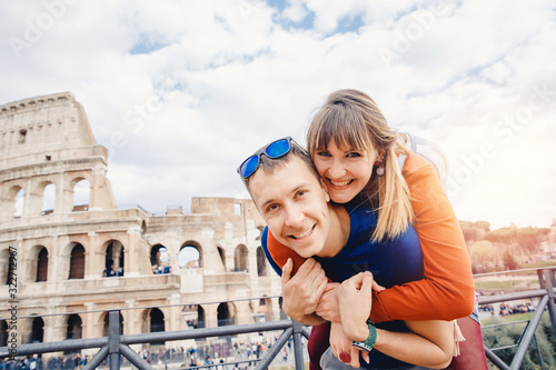 Canvas Print Travel couple man and girl taking selfie photo Colosseum landmark in Rome city