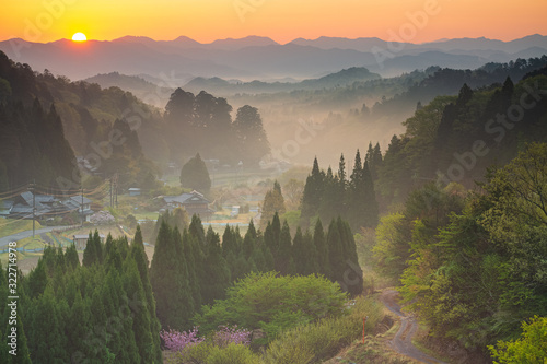 春の里山の日の出