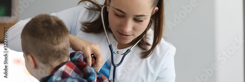 Canvas Print Portrait of smart woman practitioner examining little patient