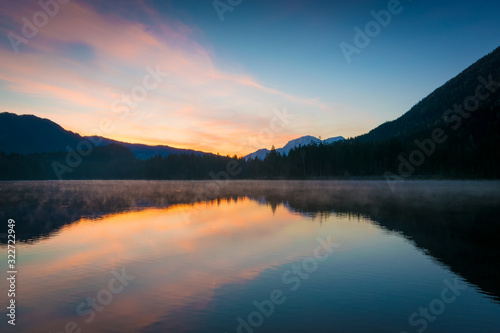 See und Berge am Morgen - Sonnenaufgang am Hintersee
