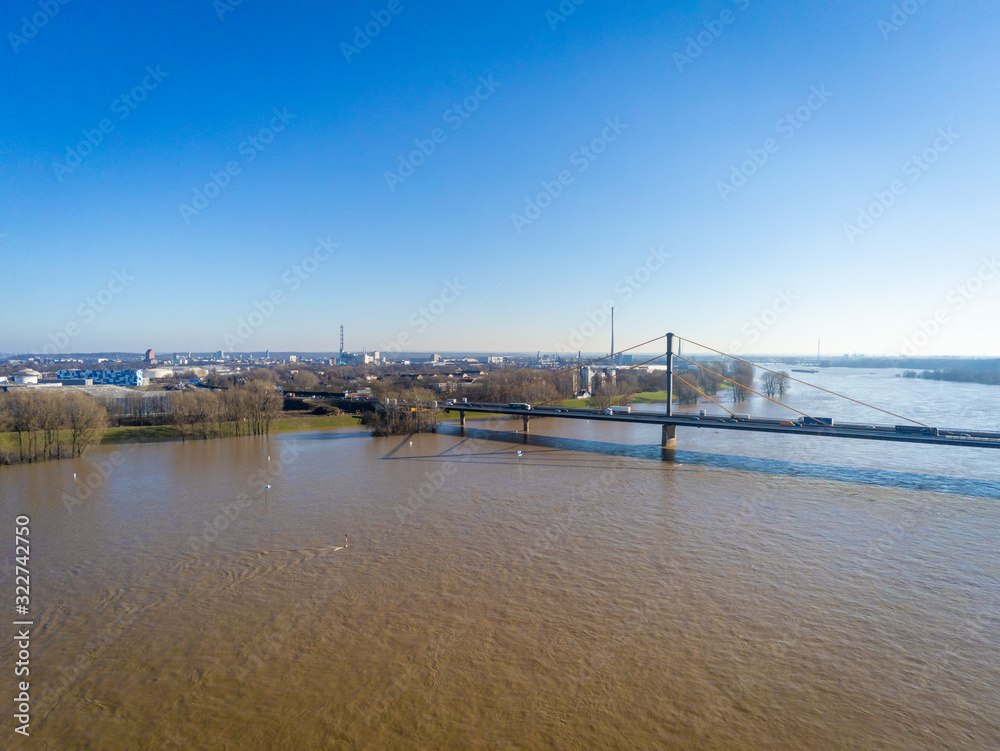 Rheinbruecke der A40 in Duisburg Neuenkamp bei Hochwasser Rheinbruecke der A40 in Duisburg Neuenkamp bei Hochwasser