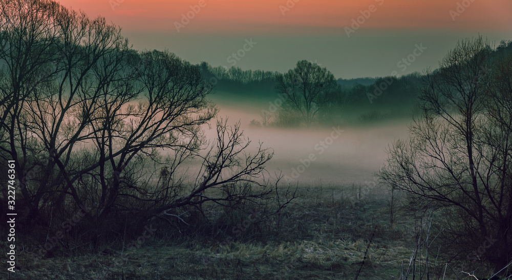 Naklejka premium Sunrise on river