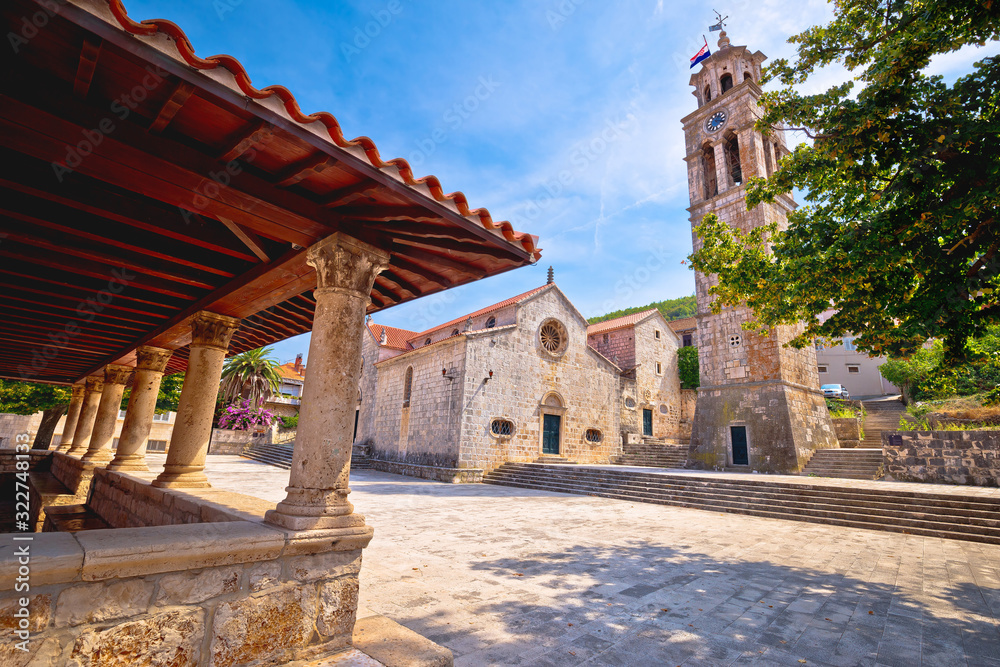 Obraz premium Blato on Korcula island historic stone square town lodge and church view