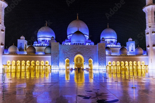 Sheikh Zayed mosque in Abu Dhabi under night lighting