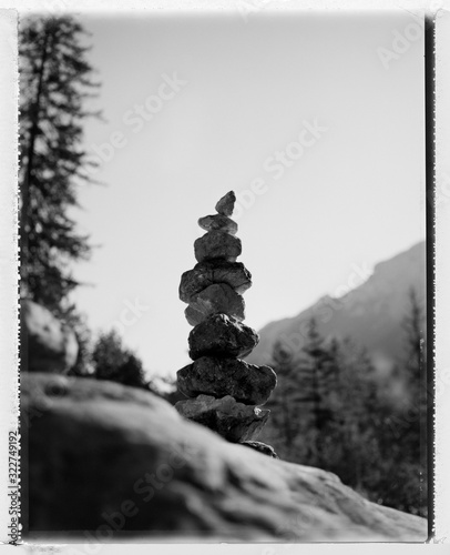 Steinturm als Wegmarkierung in den Alpen