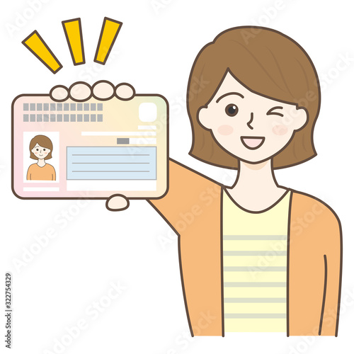 マイナンバーカードを持っている若い女性（カードアップ）