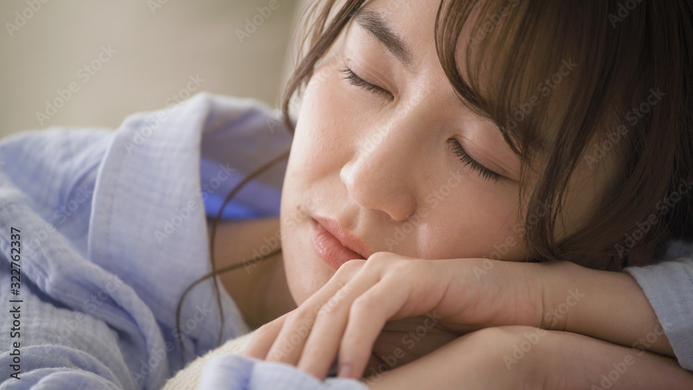 ソファーで眠る女性 ソファーで眠る女性
