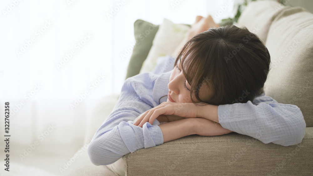 ソファーで眠る女性 ソファーで眠る女性