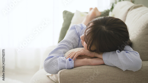 ソファーで眠る女性