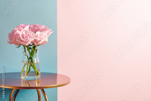 Fototapeta Naklejka Na Ścianę i Meble -  Pink rose bouquet in pot on table