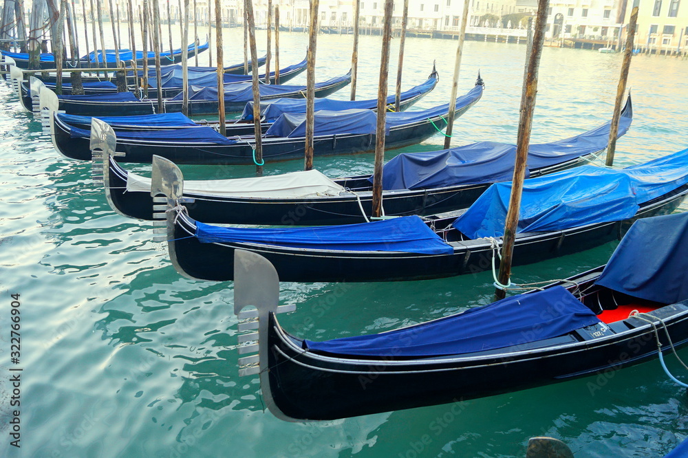 Aufgereihte Gondeln warten auf Venedigs Touristen