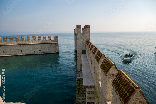 Castillo llamado Rocca Scagliera en el Lago di Garda Sirmione, región de Lombardía, norte de Italia. photo