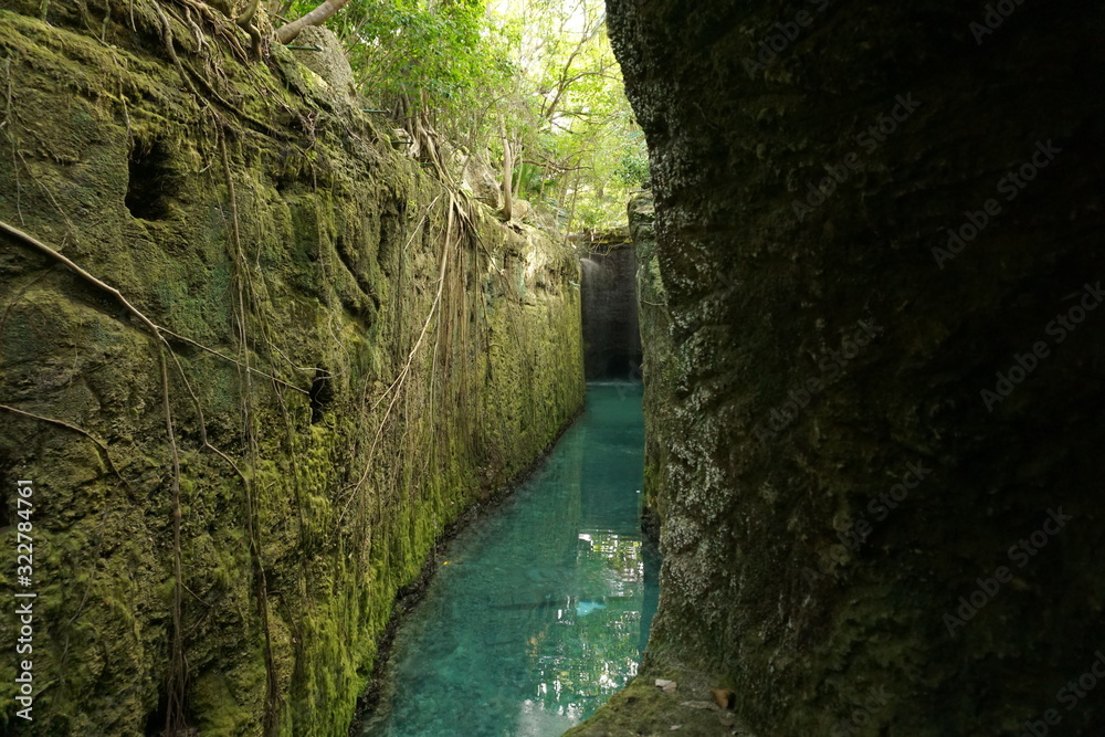 Lago entre rocas con agua clara y cristalina Lago entre rocas con agua clara y cristalina