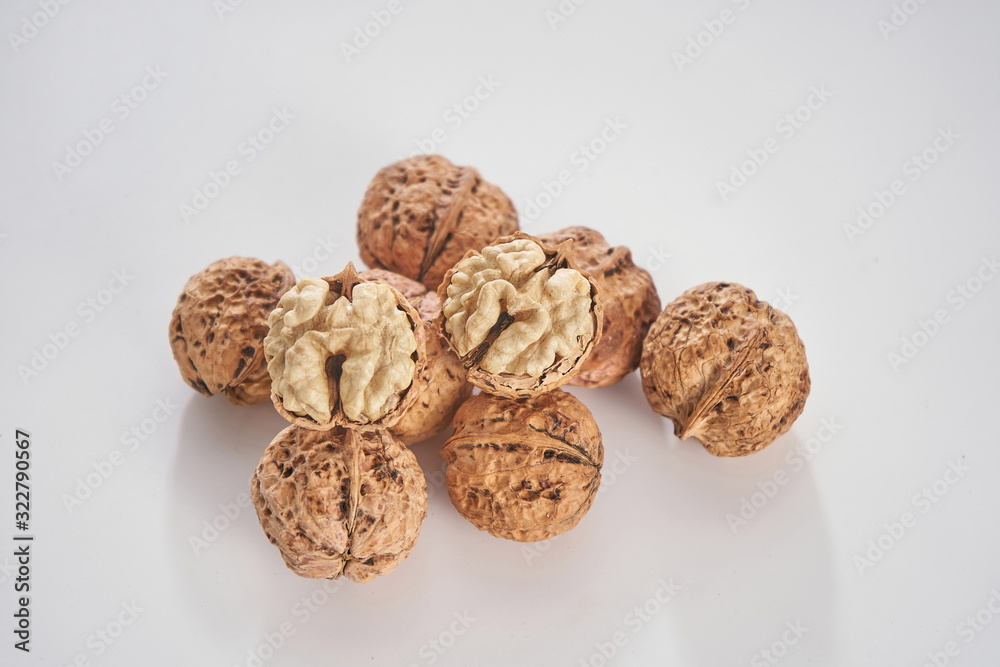 A kind of walnut with lighter color, which grows in Asia and can be used as medicine to achieve the effect of health preservation A kind of walnut with lighter color, which grows in Asia and can be used as medicine to achieve the effect of health preservation