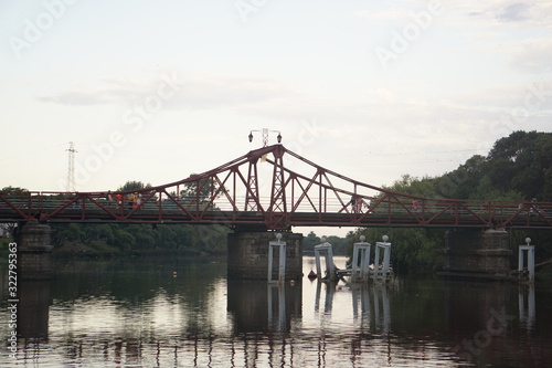 Puente giratorio en día nublado